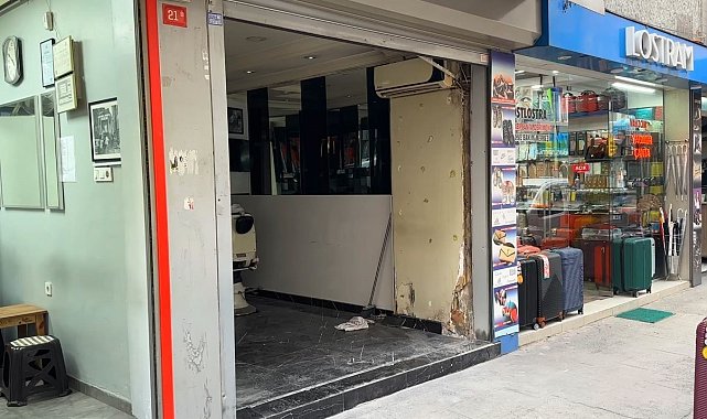 Şişli'de otomobili park edecekken dükkana daldı