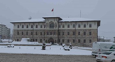 Sivas eski günlerine döndü, Tarihi Kent Meydanı karla kaplandı