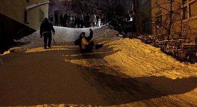 Sivas'ta mahalleli sokağa döküldü, çocuklar ve yetişkinler karın tadını kayarak çıkardı