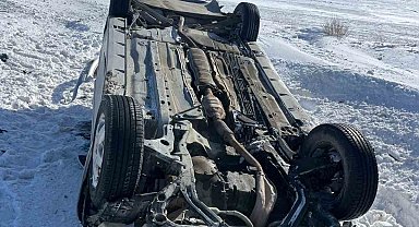 Sivas'ta takla atıp ters dönen otomobildeki 4 kişi yaralandı