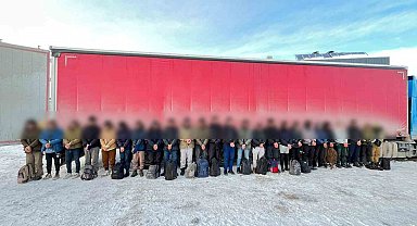 Sivas'ta tır dorsesine gizlenen 25 kaçak göçmen yakalandı