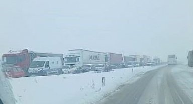 Sivas'ta ulaşıma kar engeli: Sivas-Malatya ve Sivas-Kayseri kara yolları trafiğe kapatıldı