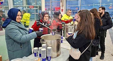 Sivas'ta yoğun kar hayatı felç etti: Yolculara sıcak çorba ikram edildi