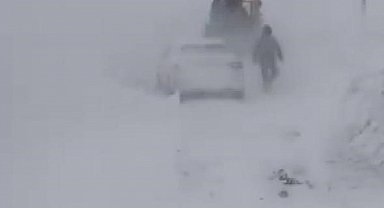 Sivas'ta yoğun kar ve tipi nedeniyle bazı yollar ulaşıma kapatıldı