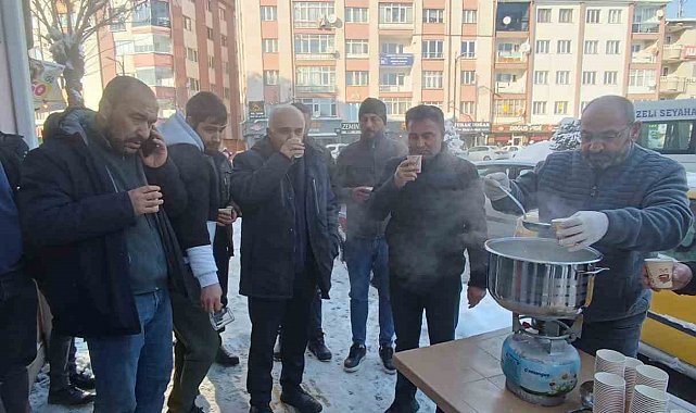 Sivas'ta yürekleri ısıtan dayanışma, karla mücadele çalışanlarına sıcak süt ikramı