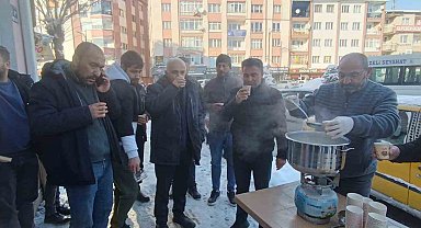Sivas'ta yürekleri ısıtan dayanışma, karla mücadele çalışanlarına sıcak süt ikramı