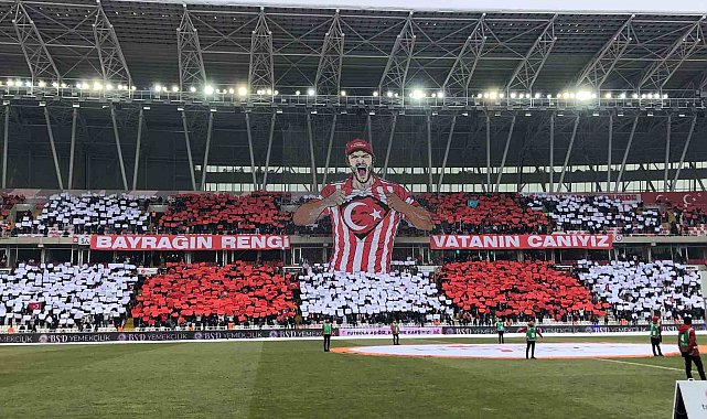 Sivasspor taraftarlarından Türk bayrağı koreografisi