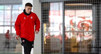 Sivasspor, yoğun kar sebebiyle kapalı sahada çalıştı