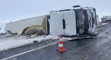 Siverek-Şanlıurfa kara yolunda tır devrildi: Ulaşım tek şeritten sağlanıyor