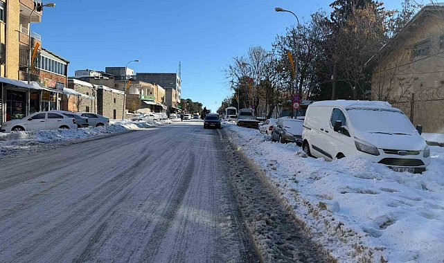 Siverek'te buz ve kar hayatı durdurdu