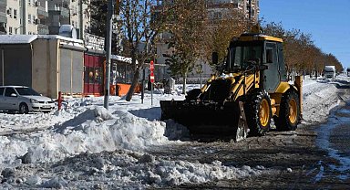 Siverek'te kar kütleleri kamyonlarla şehir dışına taşınıyor