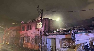 Sobadan çıkan yangın evi küle çevirdi: 2 kişi dumandan etkilendi