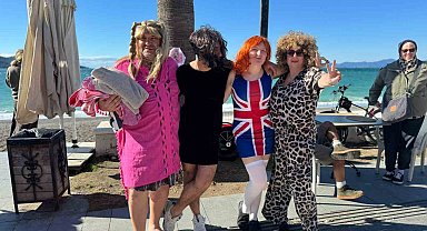 Soğuk havaya aldırmadılar, çocuklar ve hayvanlar için denize girdiler