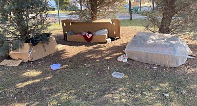 Soğuk kış şartlarında hayvanlar için korunaklı kulübeler yaptılar