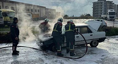 Söke'de otomobil alevlere teslim oldu