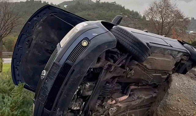 Söke'de otomobil refüje devrildi: 2 yaralı