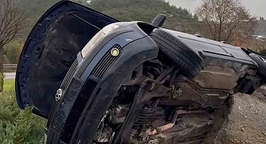 Söke'de otomobil refüje devrildi: 2 yaralı