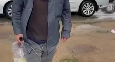 Sonda tüpüne meyve suyu koyup dilencilik yapan şahıs yakalandı