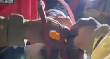 Su pompası deliğine düşen yavru kediyi itfaiye kurtardı