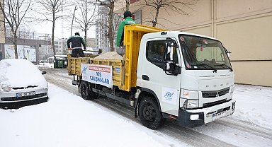 Sultangazi Belediyesi'nin kar mesaisi sürüyor
