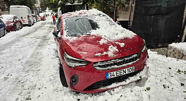 Sultangazi'de çatıdan düşen kar kütlesi park halindeki otomobile zarar verdi