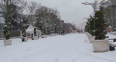 Sultangazi'de çocuklar kardan adam yaptı, karın keyfini çıkardı