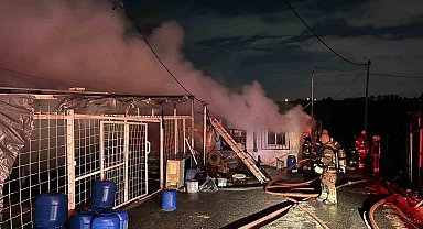 Sultangazi'de iki iş yeri alev alev yandı