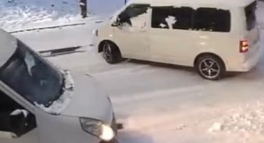 Sultangazi'de kar yağışı kazalara neden oldu: Caddeler buz pistine döndü