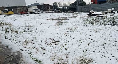 Sultangazi'de kar yağışında çocuklar sokaklara çıktı