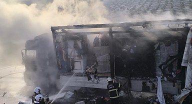 Suriye'ye geçiş için bekleyen tır alevlere teslim oldu