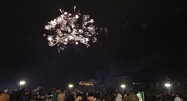 Suriyeliler Emevi Meydanı'nda 2026'ya coşkuyla girdi