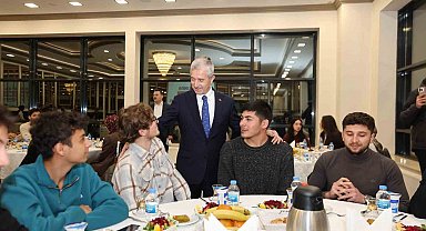 Tahmazoğlu, YKS'de ilk bine giren gençlerle buluştu