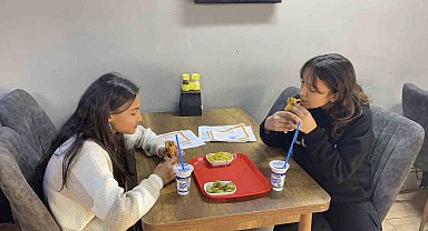 Takdir belgesi alan öğrencilere ücretsiz döner sürprizi