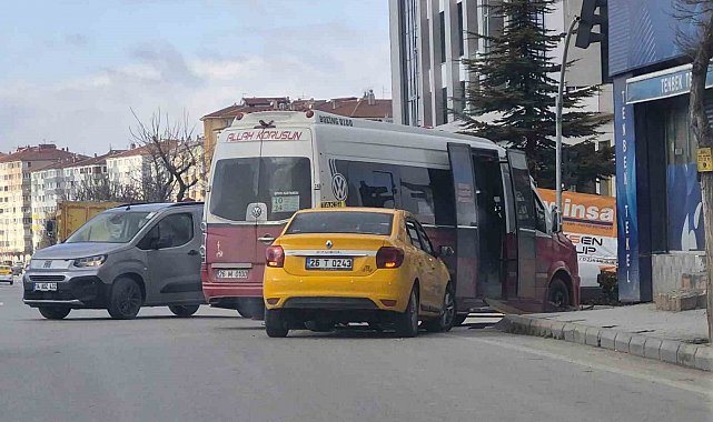 Taksi, dönüş yapan dolmuşa çarptı