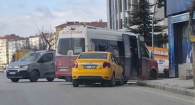 Taksi, dönüş yapan dolmuşa çarptı