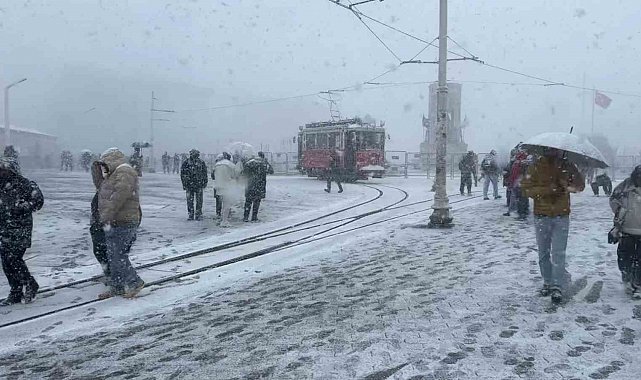 Taksim karla kaplandı