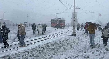 Taksim karla kaplandı