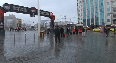 Taksim'de kar yağışı aralıklarla etkisini gösteriyor