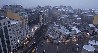 Taksim'de kar yağışı etkili oluyor