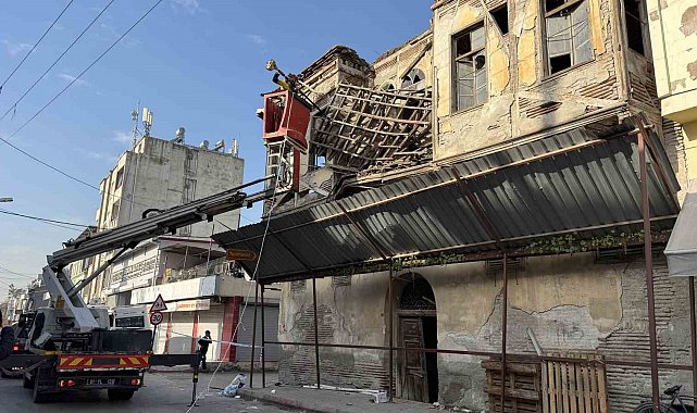 Tarihi binanın çatısı kısmen çöktü, ekipler çatıdaki tahtaları keserek önlem aldı