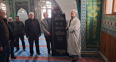 Tarihi Büğdüz Mahalle Camii'nin geleneksel motiflerle işlenen minber örtüsü yenilendi