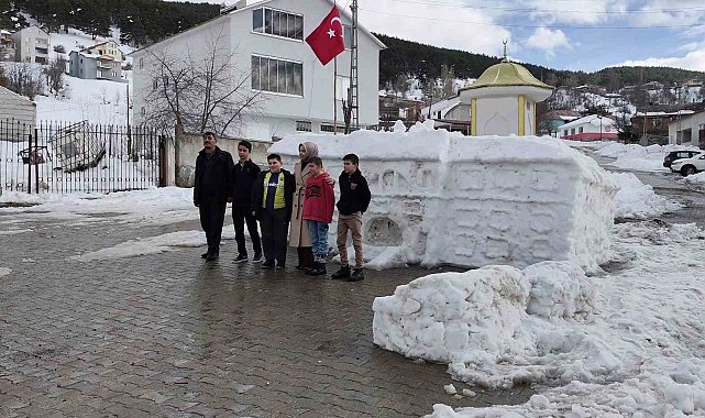 Tarihi Sivas Valiliği'nin kardan maketi ziyaretçilerini ağırlıyor