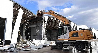 Tarım arazisine kaçak yapılan depolar yıkıldı