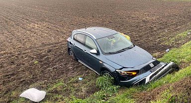 Tarlaya uçan otomobildeki 2 kişi yaralandı