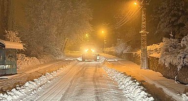 Tarsus'ta karla mücadele: Ekipler gece boyunca sahadaydı
