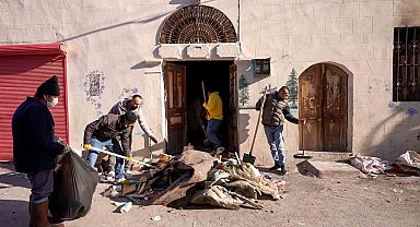 Tarsus'ta kötü koku şikayeti üzerine adrese giden ekipler, evden 28 kamyon atık çıkardı