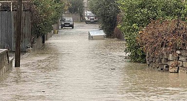 Tarsus'ta sağanak yağış etkili oluyor