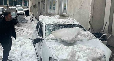 Tatvan'da çatıdan düşen kar otomobili kullanılamaz hale getirdi