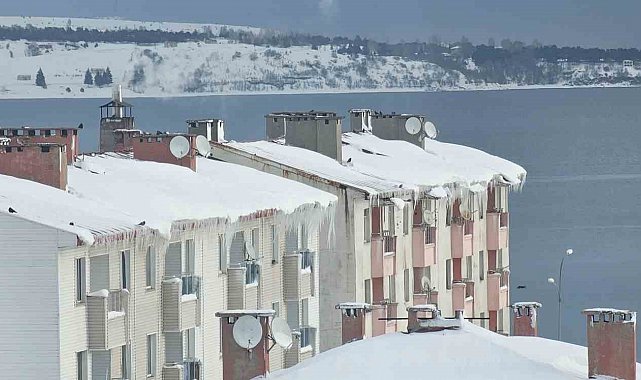 Tatvan'da sibirya soğukları etkili oluyor: Çatılarda metrelerce buz sarkıtları oluştu