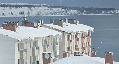 Tatvan'da sibirya soğukları etkili oluyor: Çatılarda metrelerce buz sarkıtları oluştu